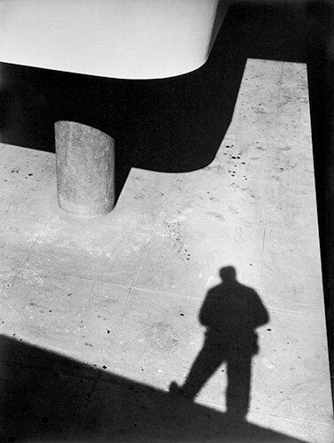 Auro-retrato em sombra, c.1955<p>© Marcel Giró</p>