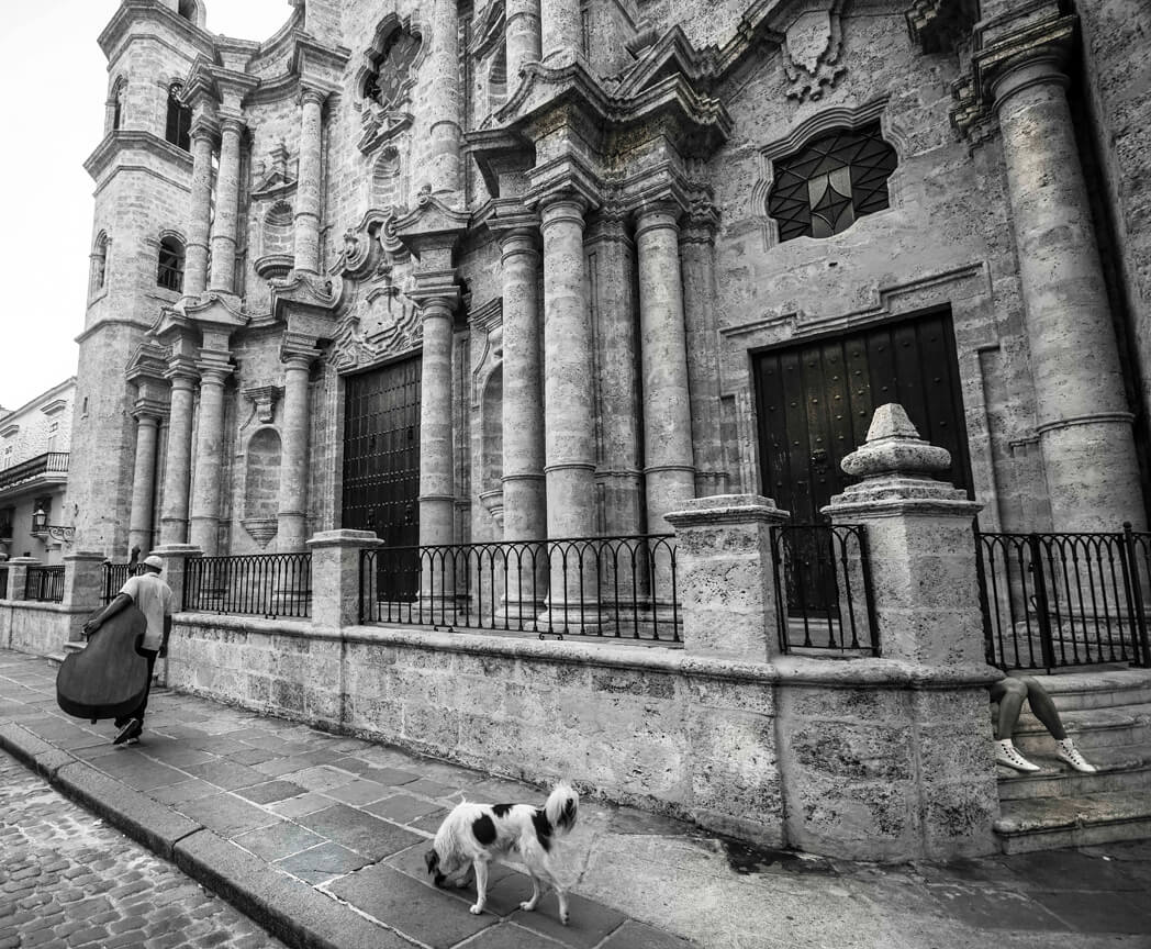 Cuba Catedral & Musician<p>© Orestes Gonzalez</p>