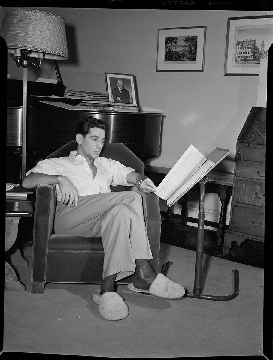 Leonard Bernstein in his apartment, New York, between 1946 and 1948<p>© William Gottlieb</p>