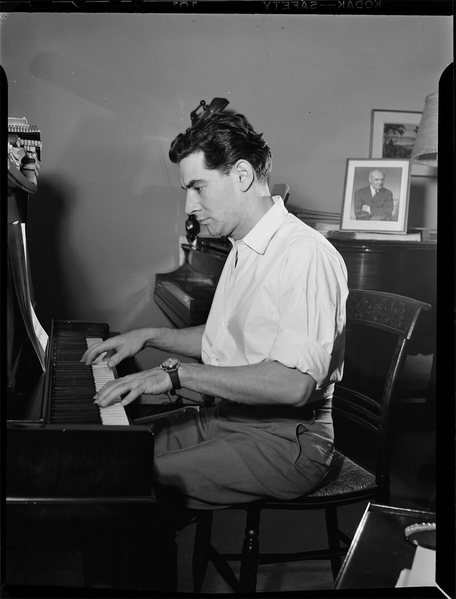 Leonard Bernstein in his apartment, New York, N.Y., between 1946 and 1948<p>© William Gottlieb</p>