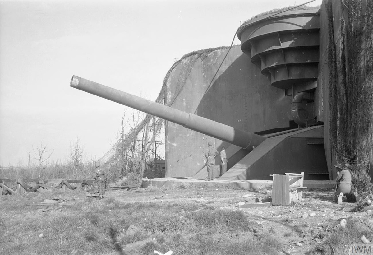 Troops investigate the Todt Battery one of the German cross-Channel gun emplacements at Cap Gris Nez, 1 October 1944<p>© Bert Hardy</p>