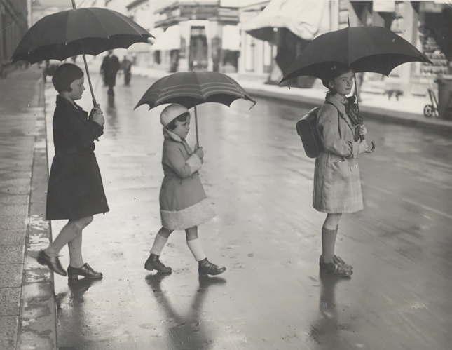 Untitled (children in the rain), 1933<p>© Elisabeth Hase</p>