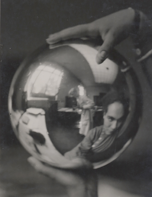 Julia Feinberger holds the ball and I photograph, c. 1927<p>© Elisabeth Hase</p>