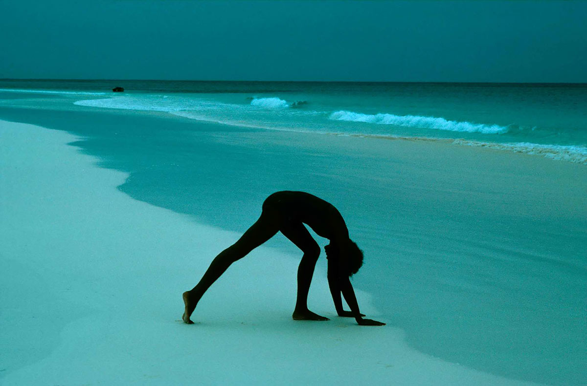 1976, Bahamas, for Glamour USA, illustration for exercise on the beach<p>© Frank Horvat</p>