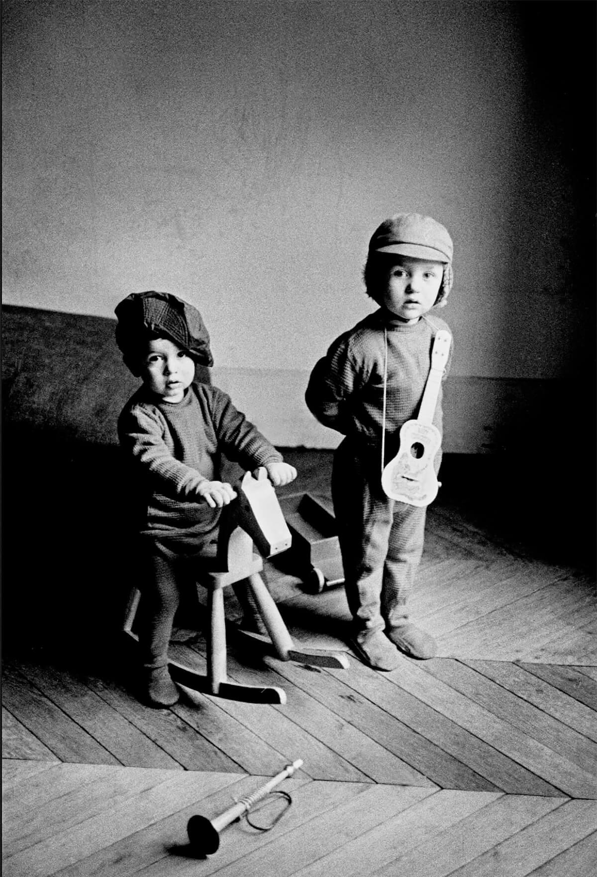 1959, Paris, rue Saussier-Leroy, Lorenzo and Michel <p>© Frank Horvat</p>
