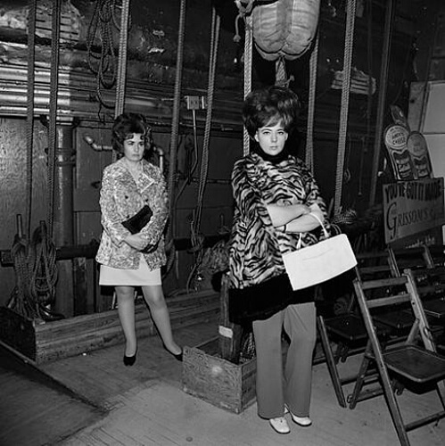 Waiting Backstage, Ryman Auditorium, Nashville, TN, 1972 <p>© Henry Horenstein</p>