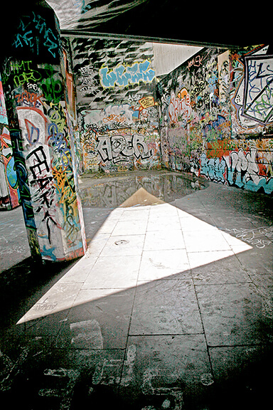 SOUTH BANK LONDON 2004<p>© John Haynes</p>