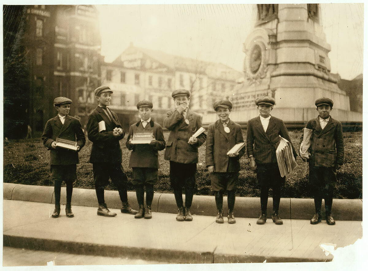 Sunday Morning, Group of gum vendors and news-boys, Pennsylvania Avenue and 7th Sts. Washington (D.C.), District of Columbia 1912 © Library of Congres<p>© Lewis Hine</p>