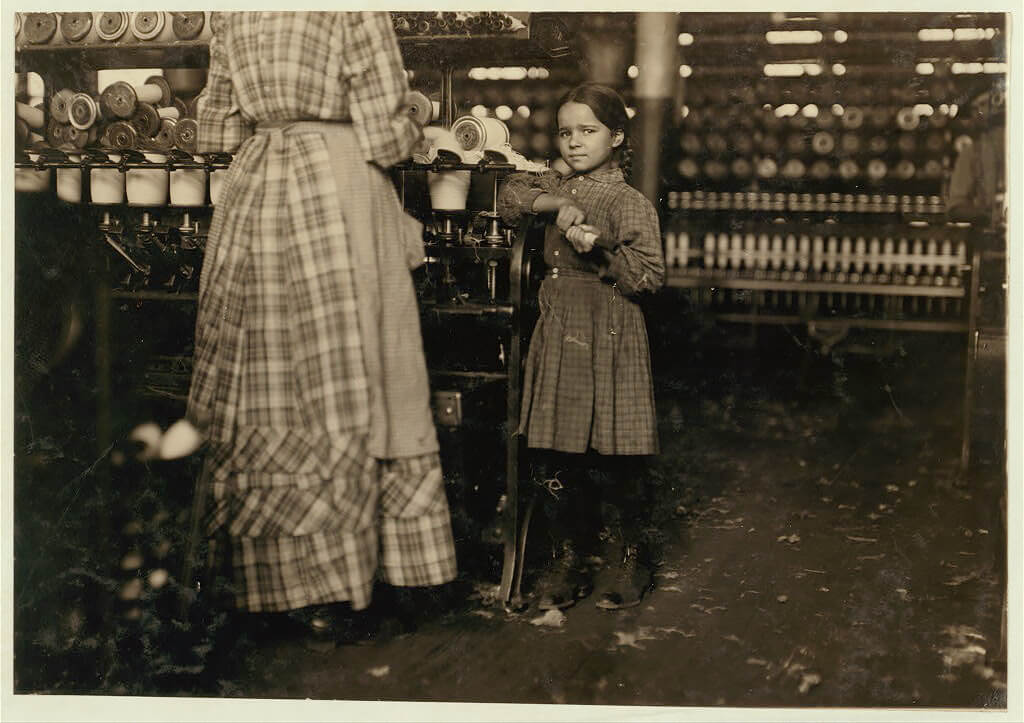 Little Fannie, 7 years old, 48 inches high, helps sister in Elk Mills. Fayetteville, Tennessee. 1910 © Library of Congress Prints and Photographs Divi<p>© Lewis Hine</p>