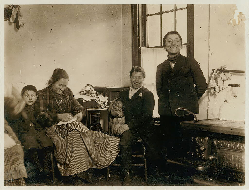 Albernesi Family, Buffalo, New York<p>© Lewis Hine</p>