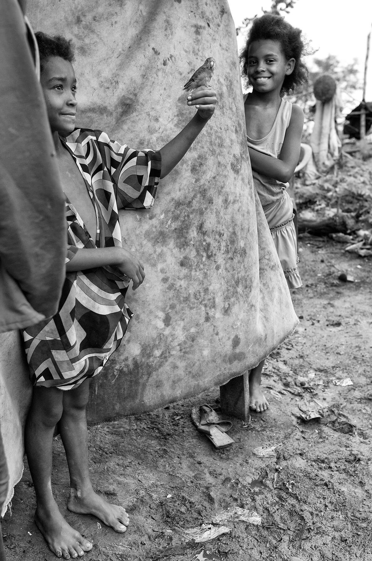 Girls With Parakeet Brazil<p>© Linda Hollinger</p>