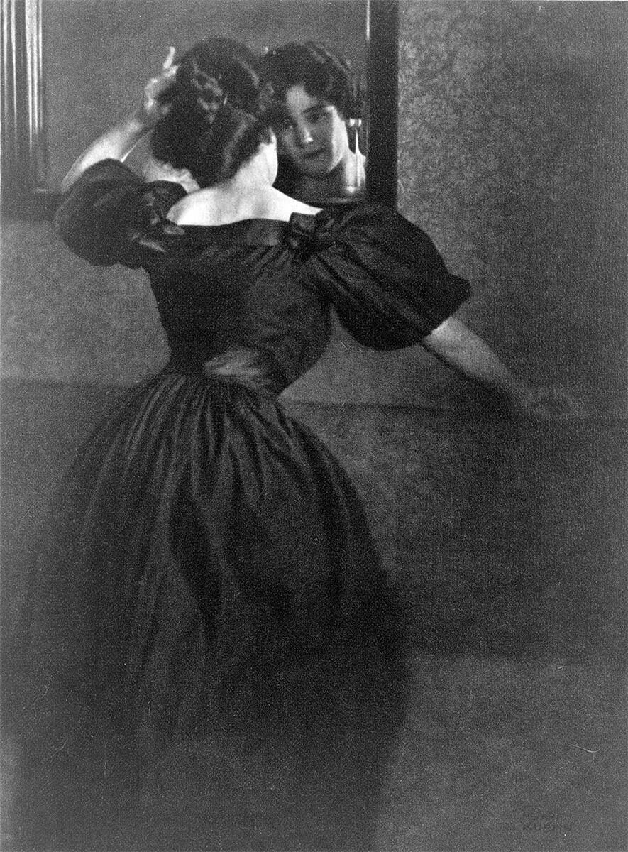 Girl with mirror, published in: Camera work, no. 10<p>© Heinrich Kühn</p>