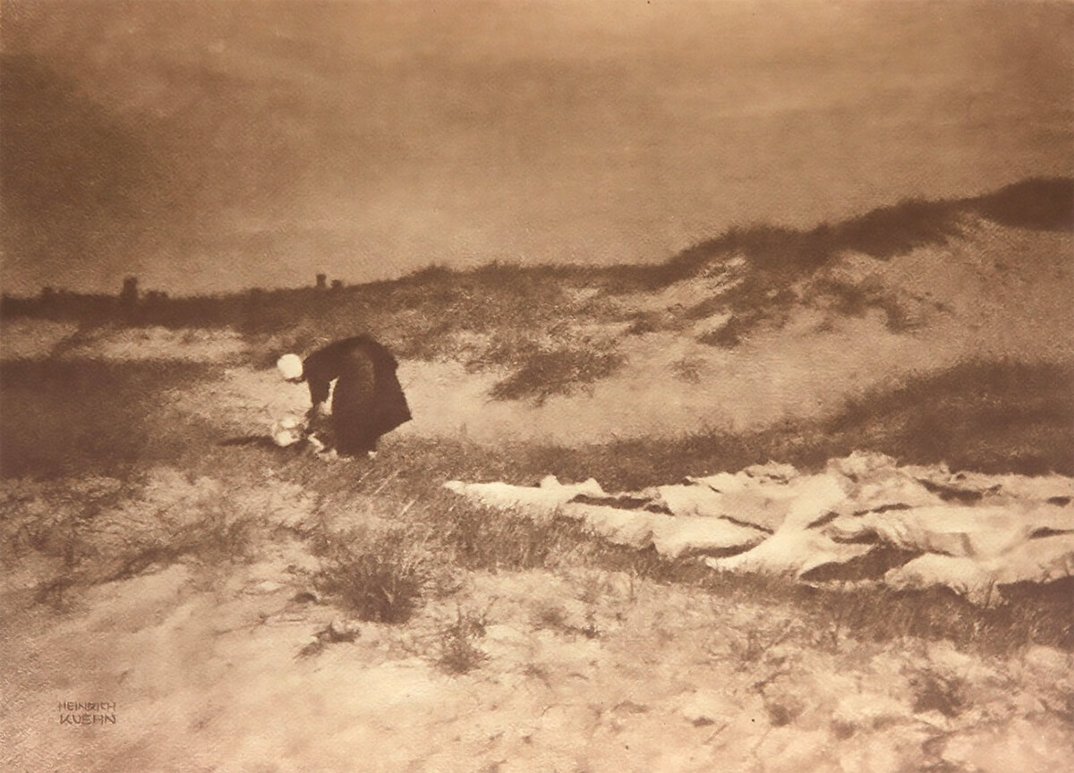 Washerwoman in the dunes, published in Camera Work 1906<p>© Heinrich Kühn</p>