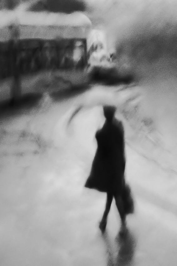 The Disarray, Lady at the station<p>© Olga Karlovac</p>