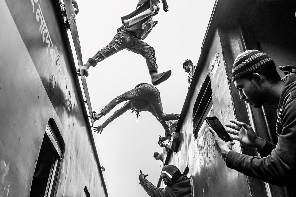 Jumping between trains<p>© Radana Kuchařová</p>