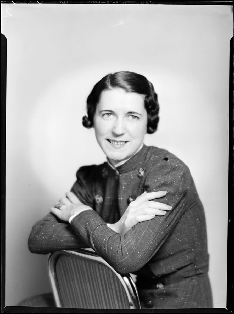 Miss Y. Belanger’s passport photo, 1936 - Yousuf Karsh. Library and Archives Canada, e010684307_s1 /  Yousuf Karsh. Bibliothèque et Archives e01068430<p>© Yousuf Karsh</p>