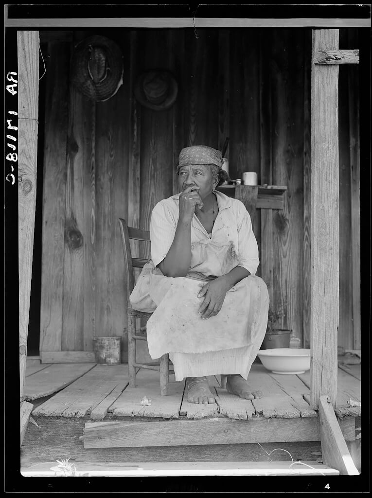 Hinds County, Mississippi. ”Cotton rules the world,” says this sharecropper woman 1937, FSA, Library of Congress<p>© Dorothea Lange</p>
