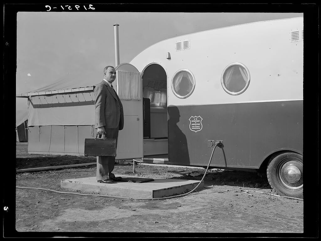 The doctor arrives in camp, by previous appointment with the nurse Oregon, FSA camp. 1939 Library of Congress<p>© Dorothea Lange</p>