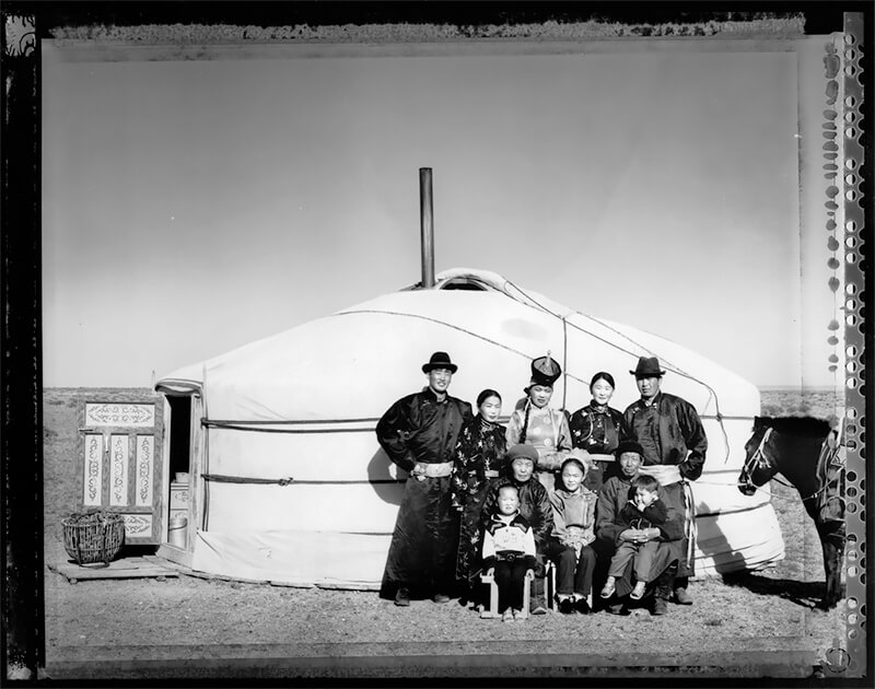Nomadic Mongolia #28, Nomadic Family, Gobi Desert, 2002<p>Courtesy Galerie VU / © Elaine Ling</p>
