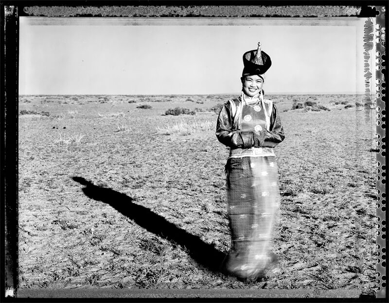 Nomadic Mongolia #59, Desert Long Song Chanteuse, 2002<p>Courtesy Galerie VU / © Elaine Ling</p>