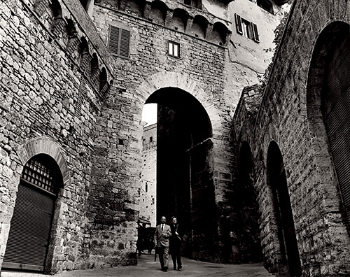 The Couple, San Gimignano, Italy 1991<p>© Ernie Luppi</p>