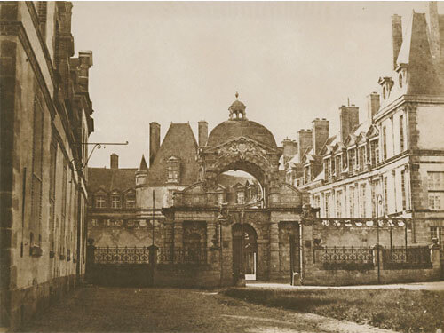 Château de Fontainebleau, la porte du baptistère de la cour ovale, vue depuis la cour des offices, 1850s<p>© Gustave Le Gray</p>