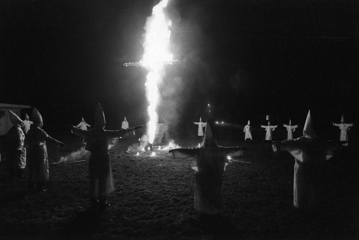 Photographer’s Paradise -  Ku Klux Klan at ight around cross of fire<p>© Jean-Pierre Laffont</p>