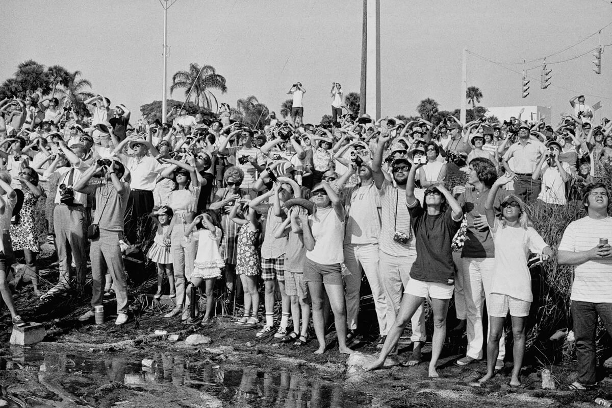 Photographer’s Paradise -  Apollo XI launch, crowd watching and taking photos<p>© Jean-Pierre Laffont</p>