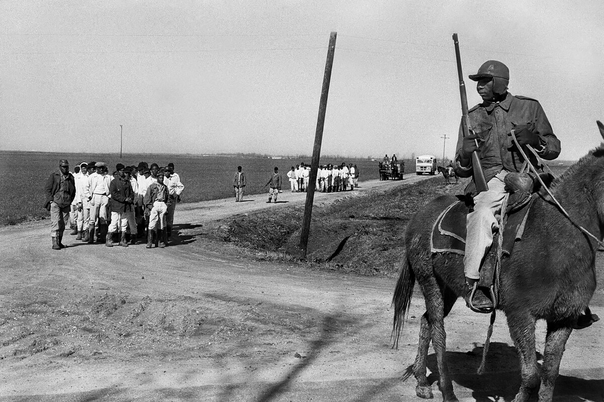 Photographer’s Paradise -  Arkansas Prison Trustee on horse with inmates<p>© Jean-Pierre Laffont</p>