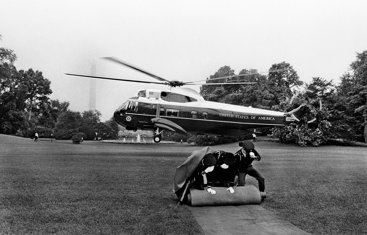 Photographer’s Paradise -  Watergate Nixon leaving the White House by helicopter<p>© Jean-Pierre Laffont</p>