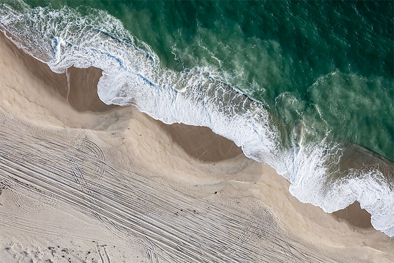 Shoreline Waves at Smith’s Point, Nantuket, Massachusetts 2018<p>© Alex MacLean</p>