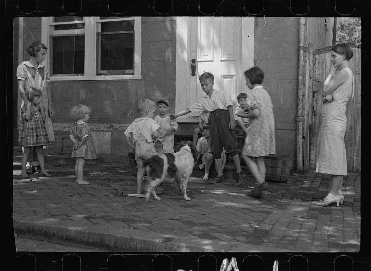 Poor children playing on sidewalk, Georgetown, Washington, D.C., September 1935 - Library of Congress<p>© Carl Mydans</p>