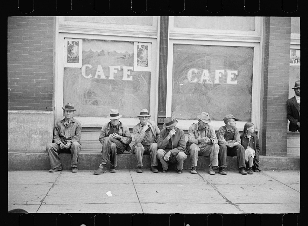 Mountaineers ”spelling” themselves in front of store, Pikeville, Tennessee, March 1936 - Library of Congress<p>© Carl Mydans</p>