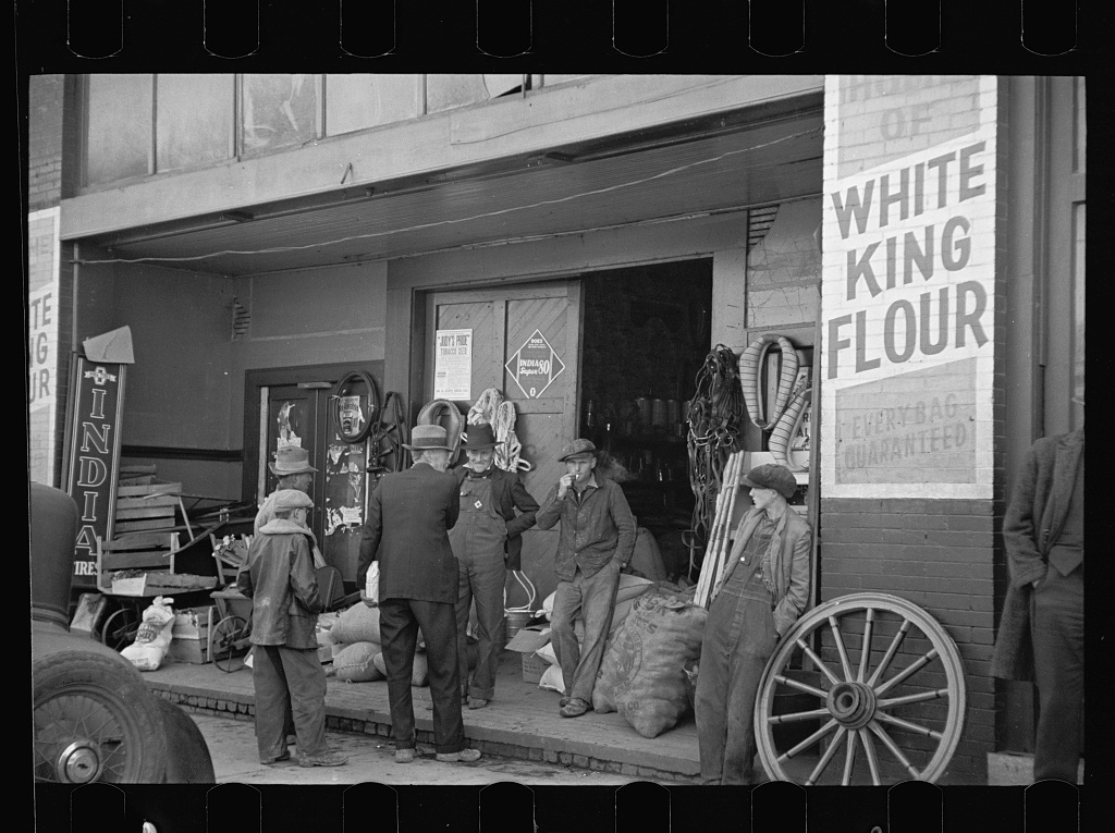 A hardware store in Newport, Tennessee, USA, photographed in March 1936 - Library of Congress<p>© Carl Mydans</p>