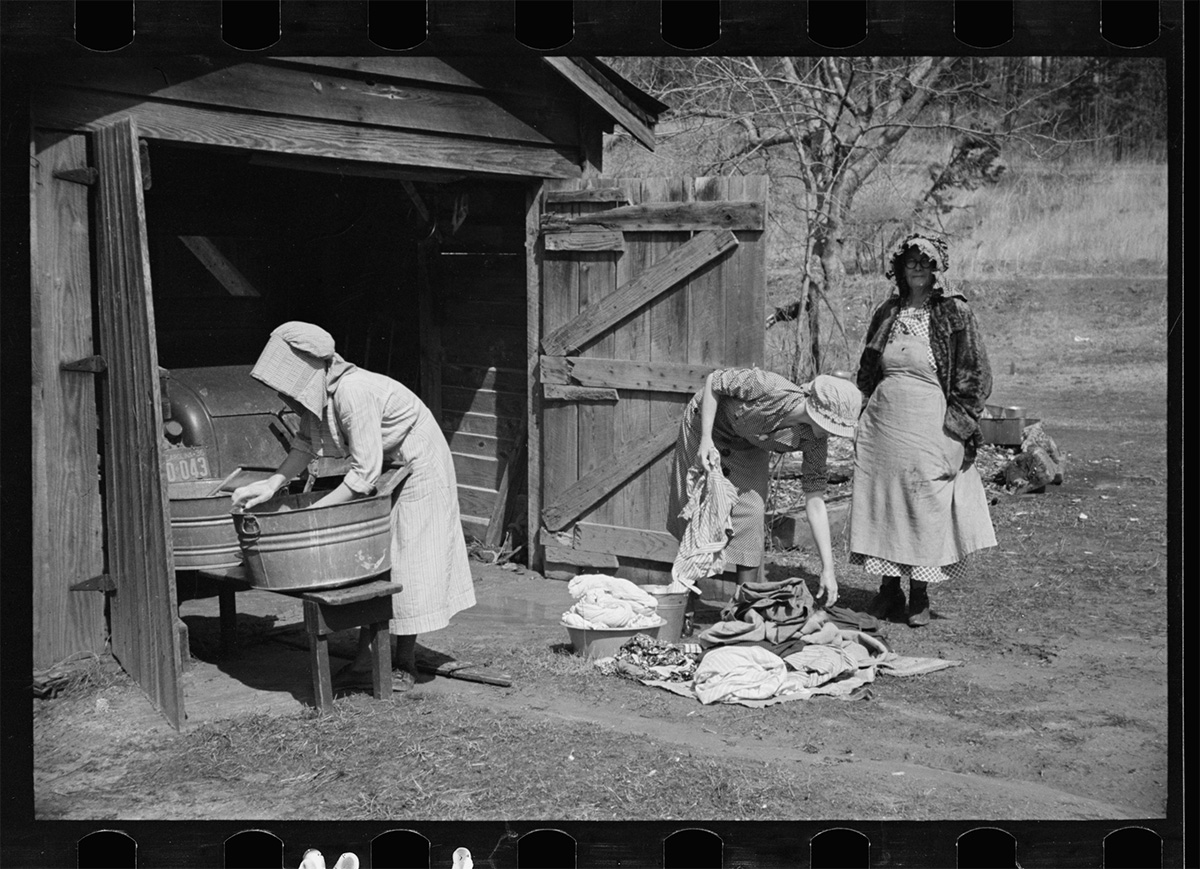 Women washing clothes, Crabtree Recreational Project, near Raleigh, North Carolina, March 1936 - Library of Congress<p>© Carl Mydans</p>