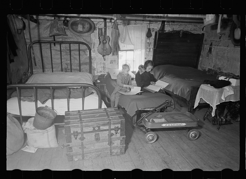 Interior of mountain farmhouse, Appalachian Mountains near Marshall, North Carolina, March 1936 - Library of Congress<p>© Carl Mydans</p>