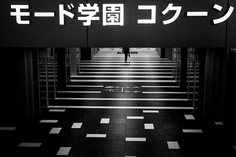 Passage to an office building in Shinjuku, Tokyo<p>© Fabian Muir</p>