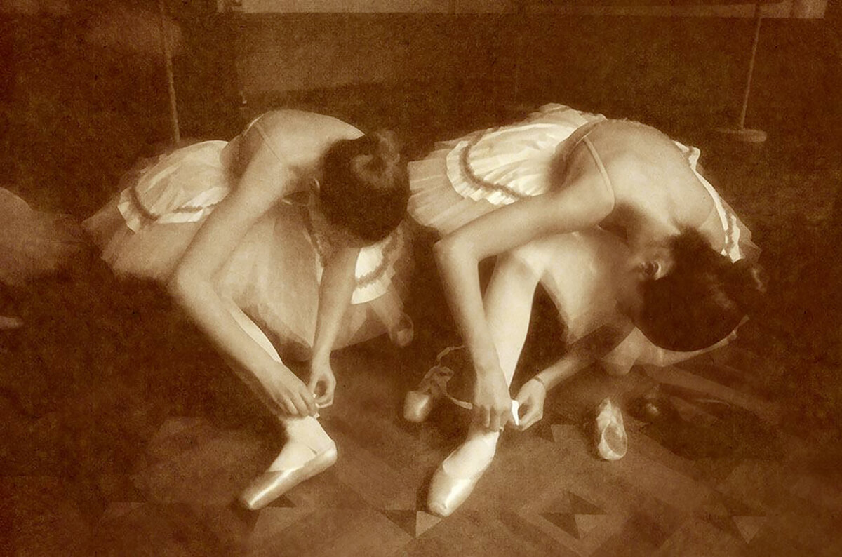 PM Dancers tying shoes Siena Ballet<p>© Jack Montgomery</p>