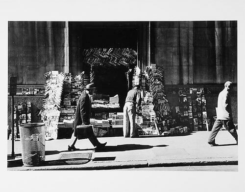 Newsstand, people mid 1950s<p>Courtesy Trunk Archive / © Jay Maisel</p>