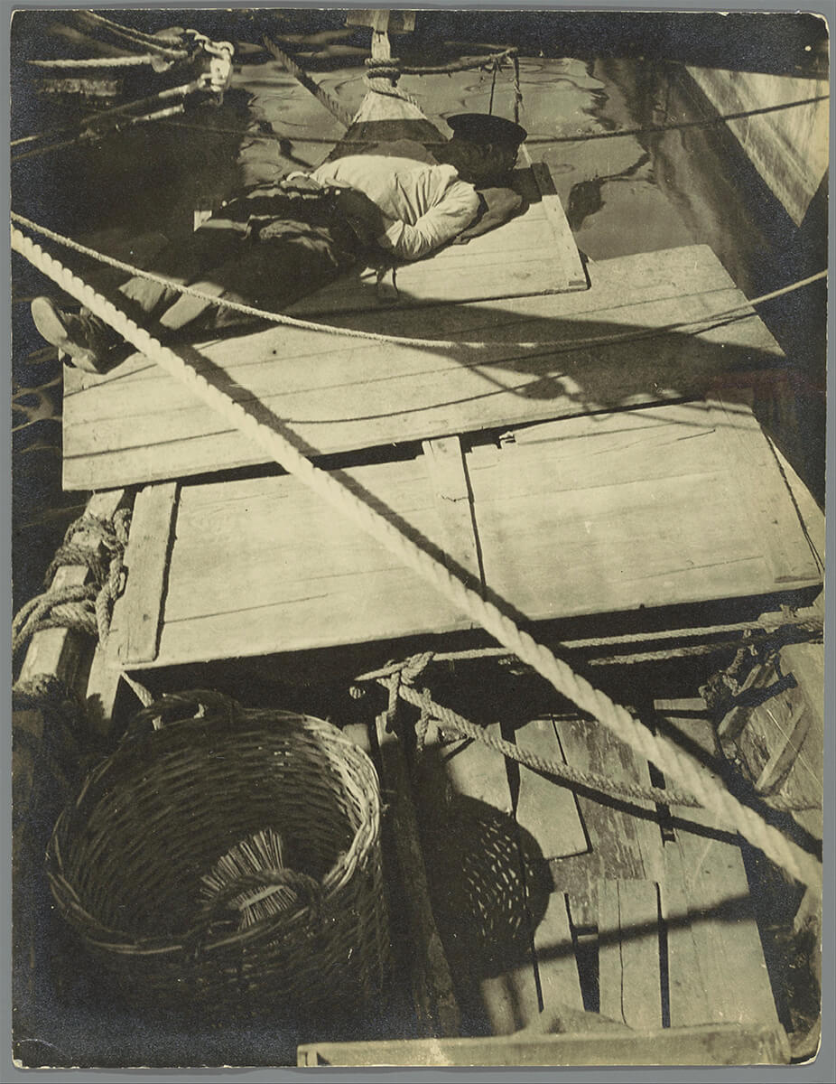 Fishing Boat in Marseille, 1929 - Purchase with support from the BankGiro Loterij, the Paul Huf Fund/Rijksmuseum Fund and the Johan Huizinga Fund/Rijk<p>© László Moholy-Nagy</p>