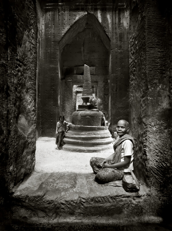 Grandmother-Granddaughter Preah Kan Temple Angkor Thom, 2002<p>© Richard Murai</p>