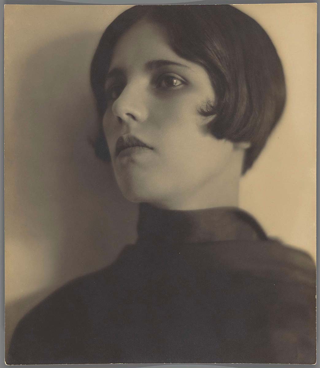 Portrait of María Marín de Orozco, 1925 - Aankoop met steun van de Familie W. Cordia/Rijksmuseum Fonds en het Paul Huf Fonds/Rijksmuseum Fonds<p>© Tina Modotti</p>
