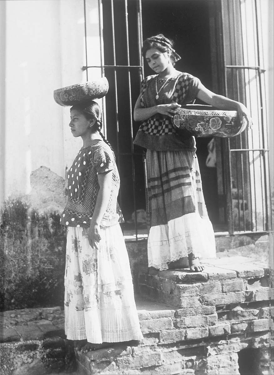 Two Women from Tehuantepec, circa 1929 - Museo Nacional de Arte - INBA, Mexico<p>© Tina Modotti</p>