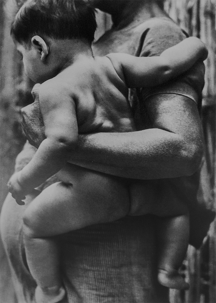 Tehuana cargando niño, circa 1929 - Museo Nacional de Arte - INBA, Mexico<p>© Tina Modotti</p>