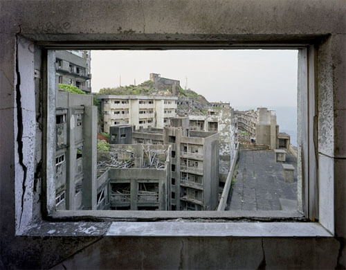 Vue sud depuis le bâtiment 51, Gunkanjima, 2008<p>© Yves Marchand & Romain Meffre</p>