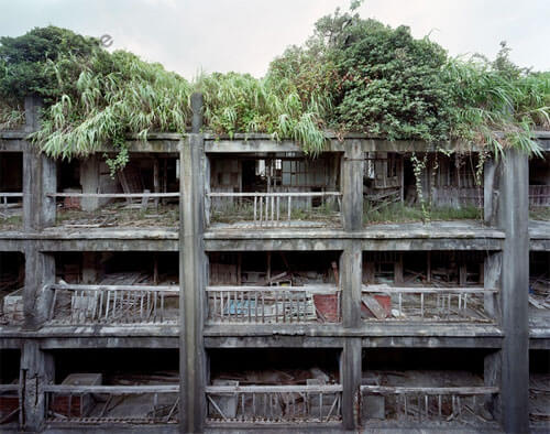 Cour intérieure, depuis le bâtiment 17 vers le bâtiment 18, Gunkanjima 2012<p>© Yves Marchand & Romain Meffre</p>