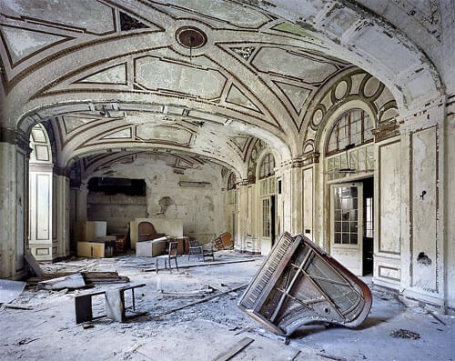 Ballroom, Lee Plaza Hotel, The ruins of Detroit 2006<p>© Yves Marchand & Romain Meffre</p>