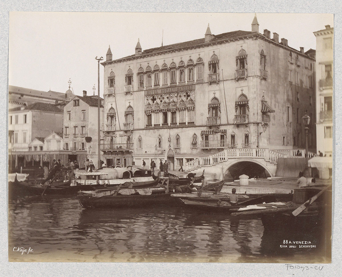 Hotel Royal Danieli in the Palazzo Dandolo and boats on the Riva degli Schiavoni, circa 1870-1890 - Rijksmuseum<p>© Carlo Naya</p>