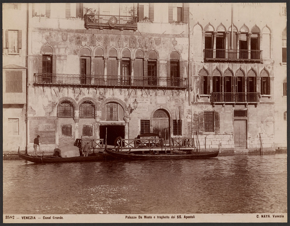 Da Mosto Palace and the ferry SS Apostoli, about 1860–1880 - J. Paul Getty Museum<p>© Carlo Naya</p>