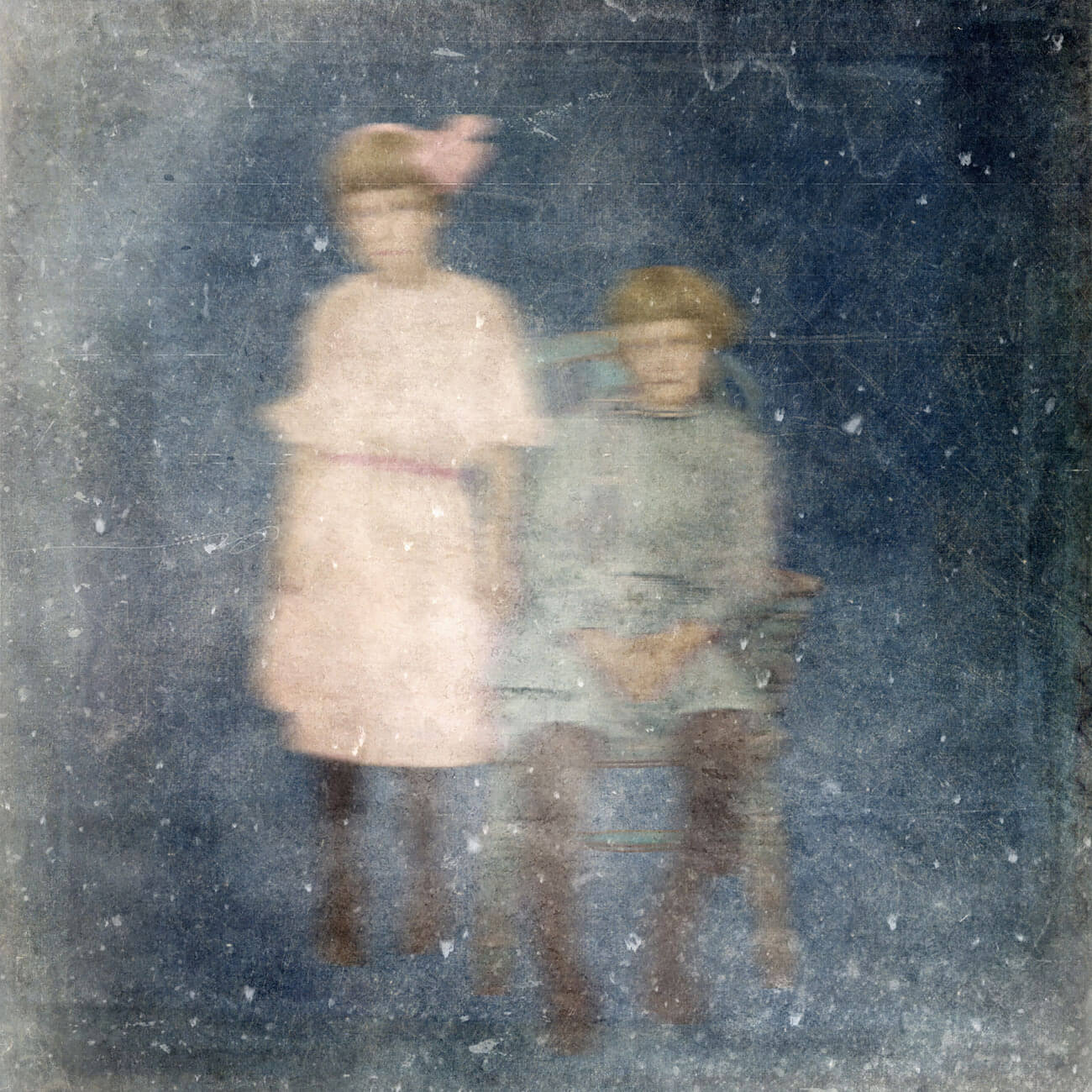 Twins from the series Fading Memories<p>© Dale Niles</p>